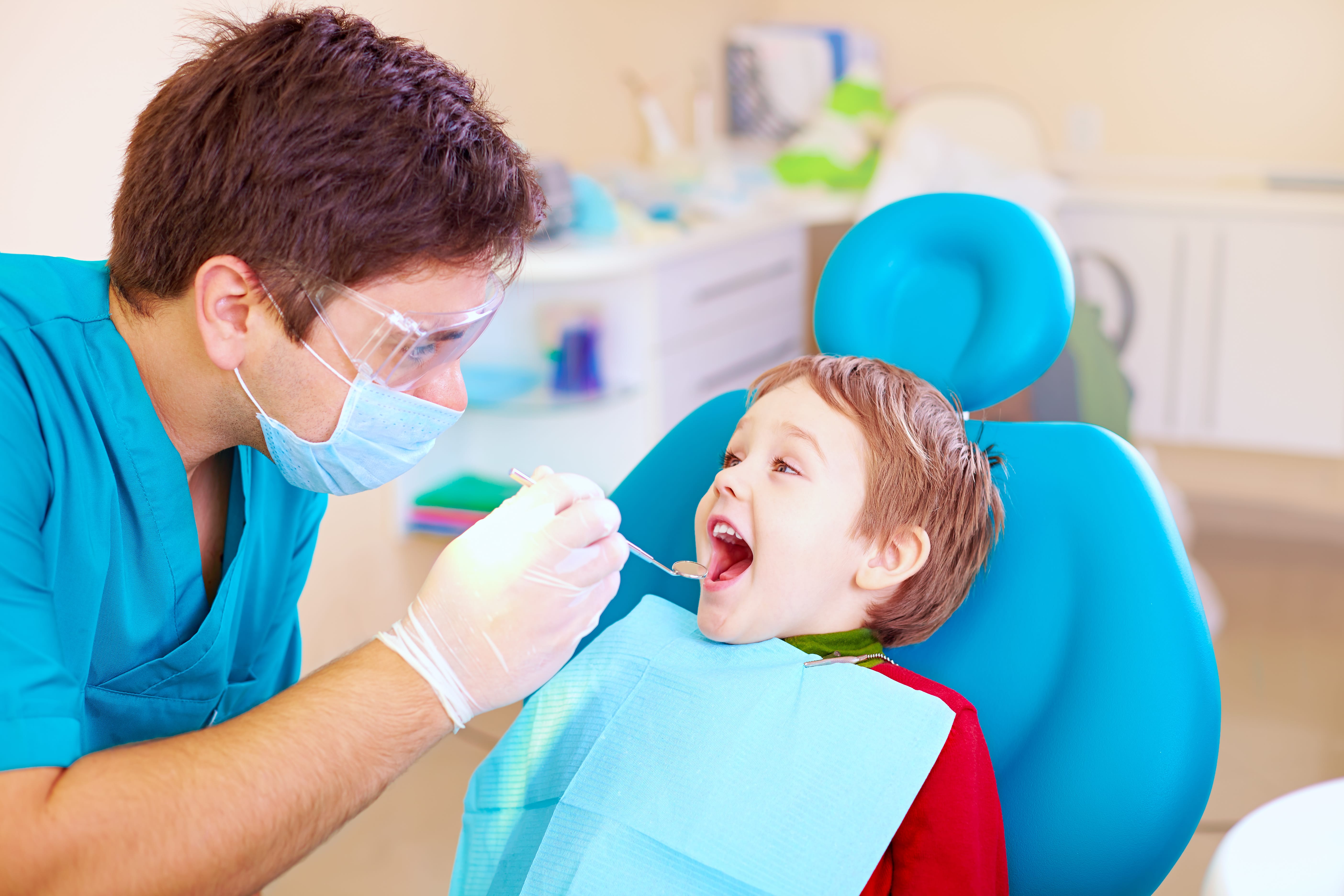 Врач лечащий кариес. Детский стоматолог. Стоматология дети. Ребенок у стоматолога. Ребенок на приеме у стоматолога.