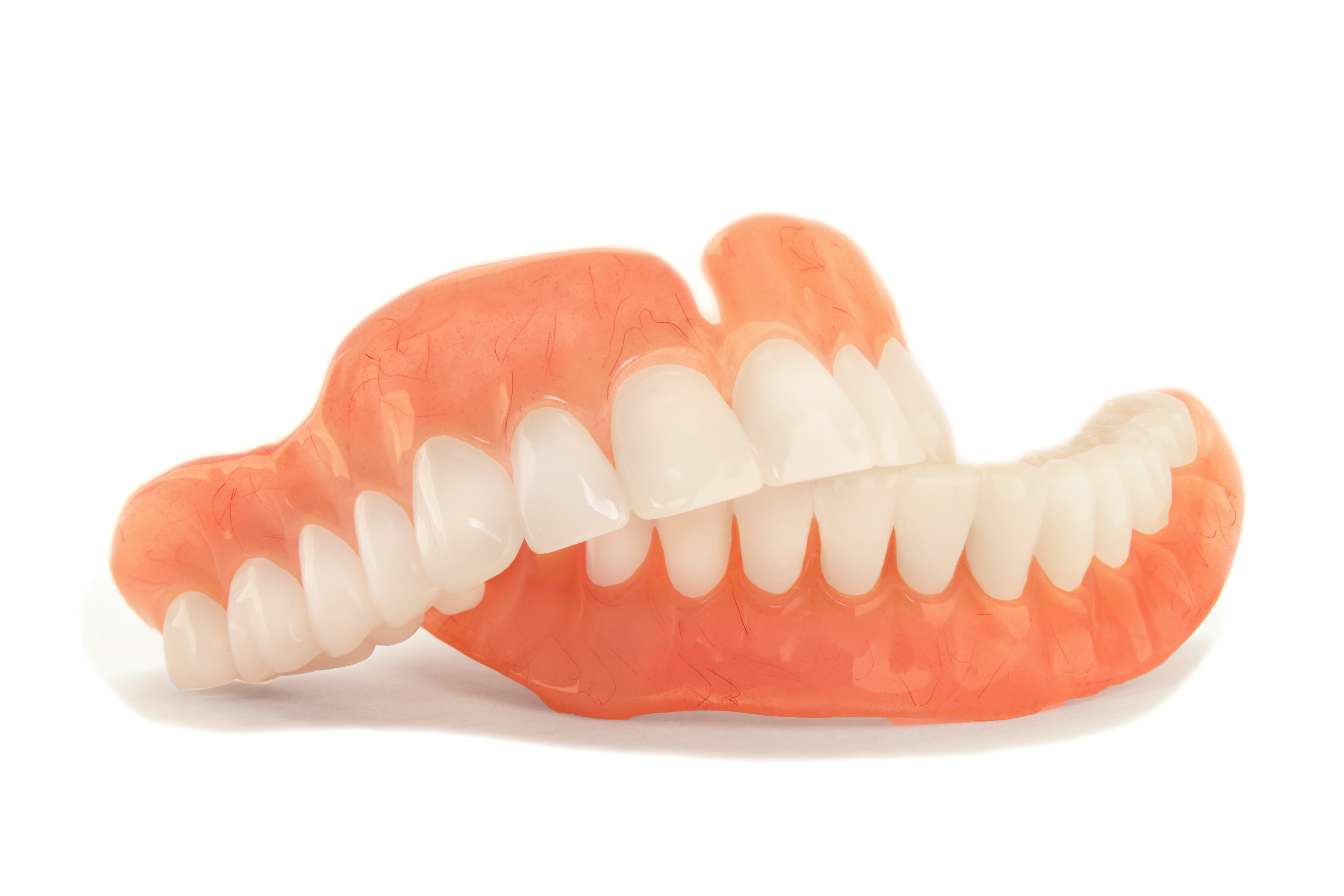Зубные протезы на белом фоне