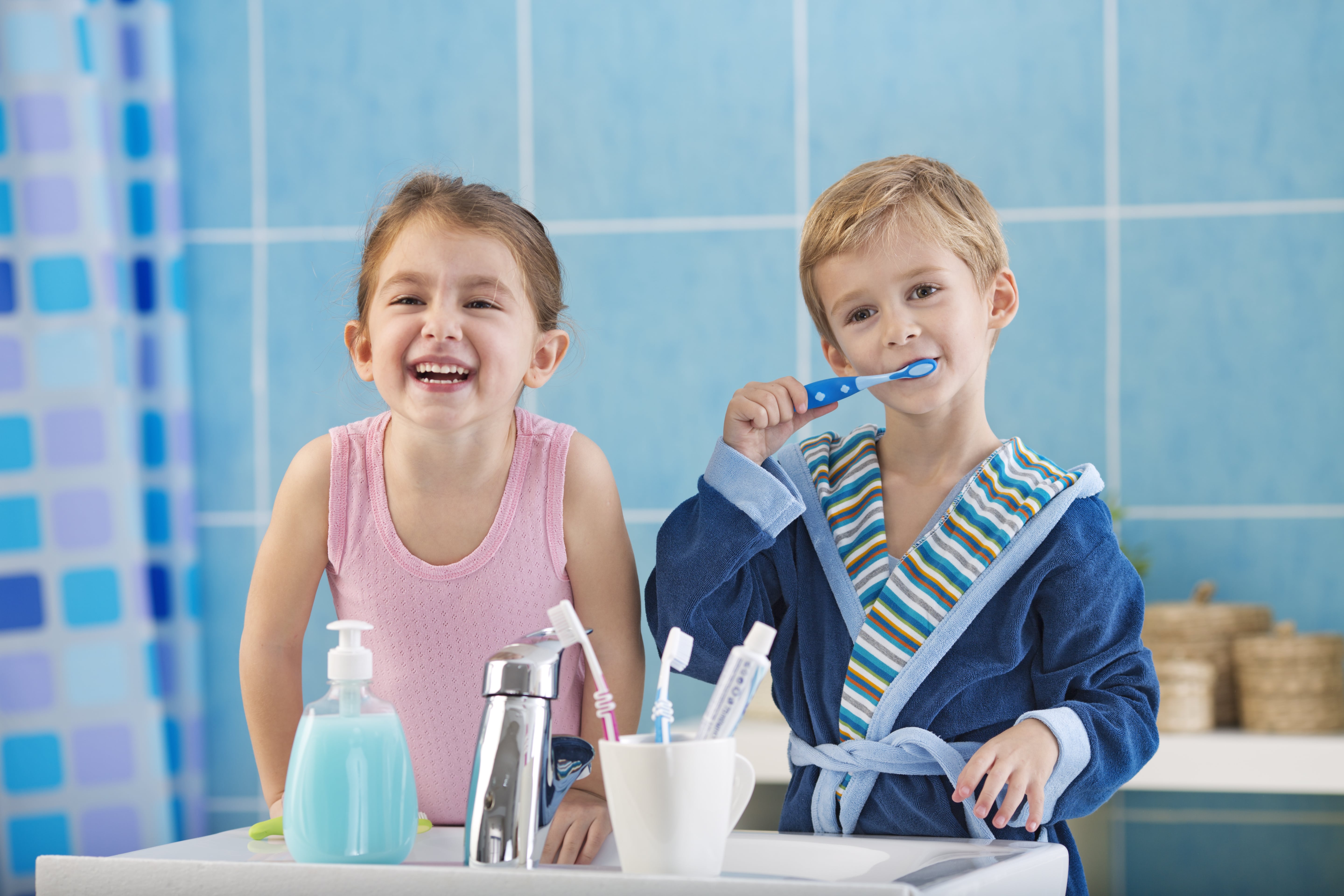 I wash and clean my teeth. Ребенок умывается. Чистим зубы!. Ребенок чистит зубы. Умывание ребенка.